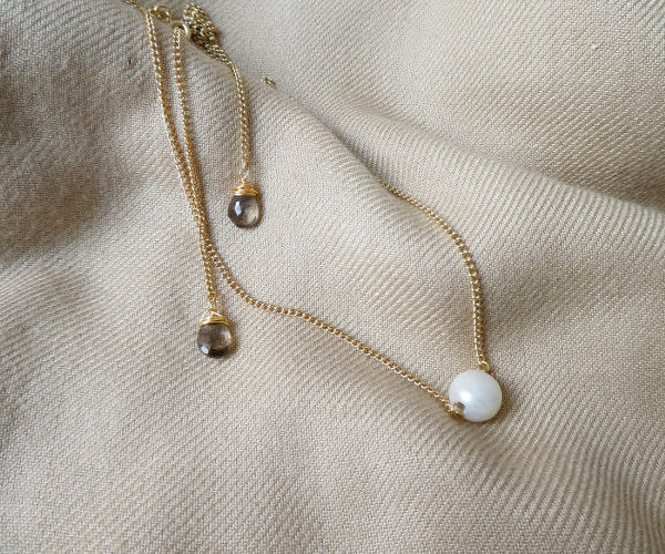 Front/back necklace in white pearl and smoky quartz